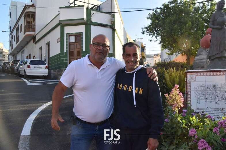 Salvador Santana (i) y un vecino de Lomo Magullo junto al monumento a la Traída del Agua/Francisco Javier Santana.